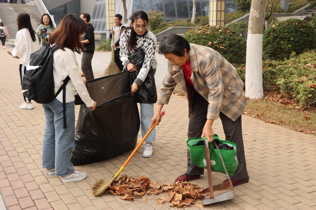 政治与公共管理学院组织开展服务性劳动教育活动