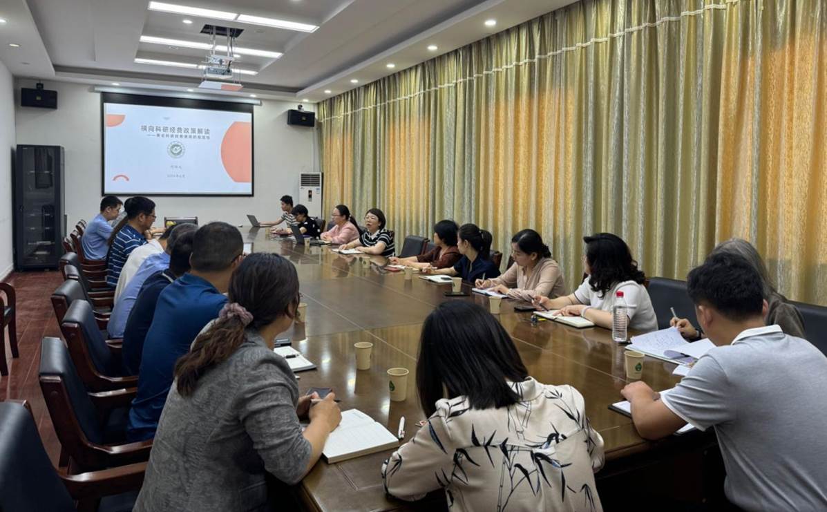 会议室里的人们描述已自动生成