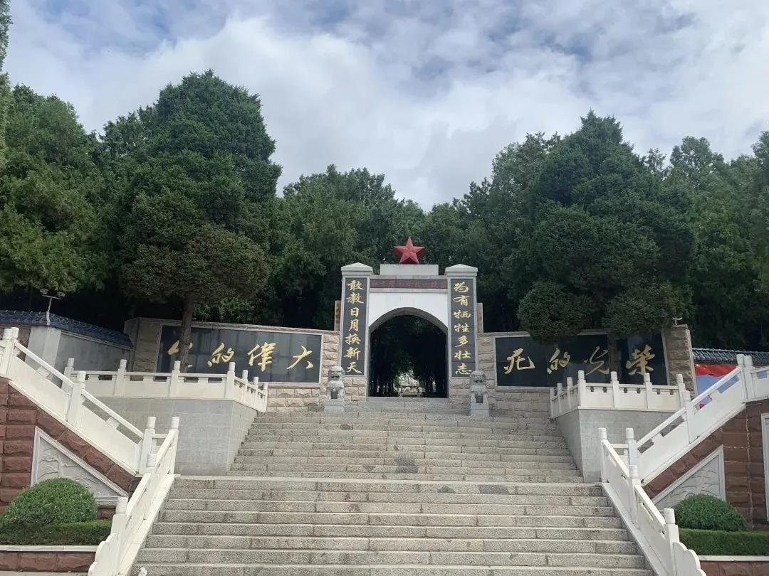 在红土崖革命烈士陵园,红旅社会实践团队成员进一步了解了抗日战争